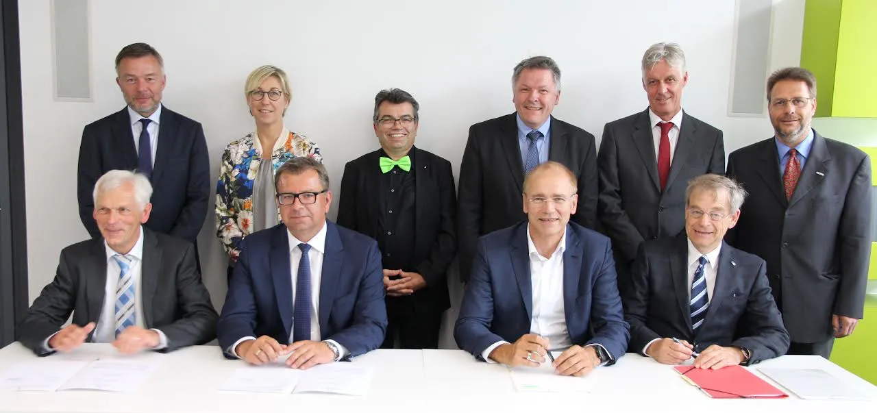 Präsident und Stifter: Manfred Bender (Pfeiffer Vacuum), Sabine Bender-Suhr (Bender), THM-Präsident Prof. Matthias Willems, Sieghard Thomas (Carl Cloos Schweißtechnik), Steffen Thomas (Rittal), Michael Parsch (Elkamet Kunststofftechnik, hintere Reihe von links), Alfred Kajewski (Roth Industries), Rüdiger Schwalm (Schunk Group), Gunther Schneider (Schneider), Eberhard Flammer (Elkamet Kunststofftechnik, vordere Reihe von links).  Foto: TH Mittelhessen/Armin Eikenberg